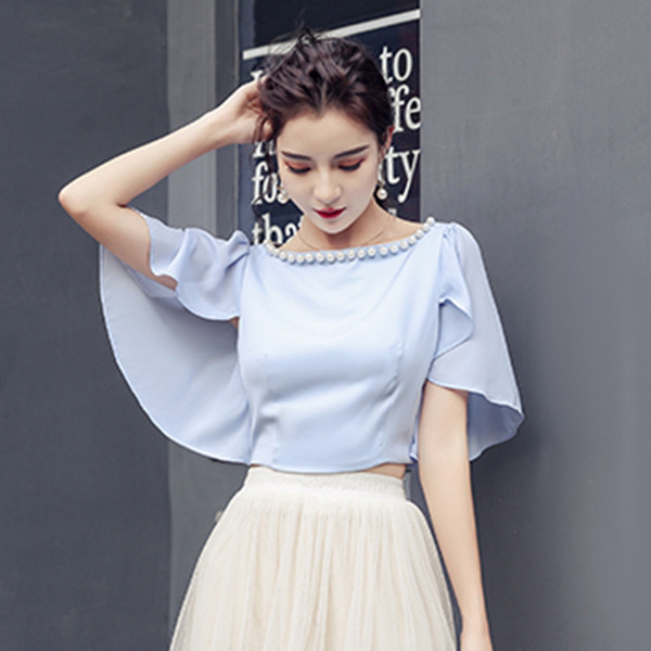 Rövid blúz széles ujjal és gyöngy díszítéssel