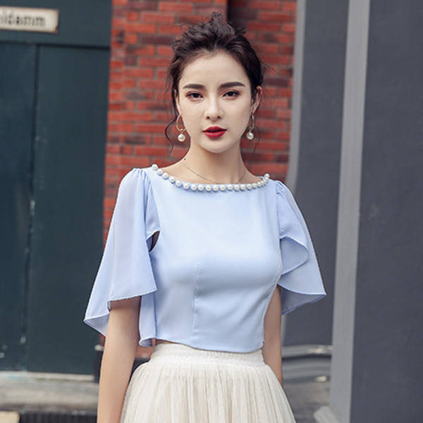 Rövid blúz széles ujjal és gyöngy díszítéssel