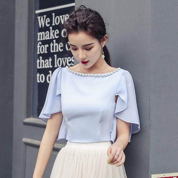 Rövid blúz széles ujjal és gyöngy díszítéssel