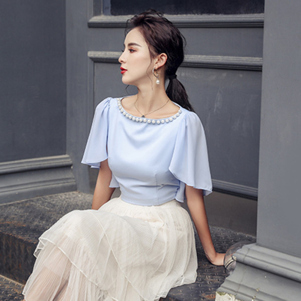 Rövid blúz széles ujjal és gyöngy díszítéssel