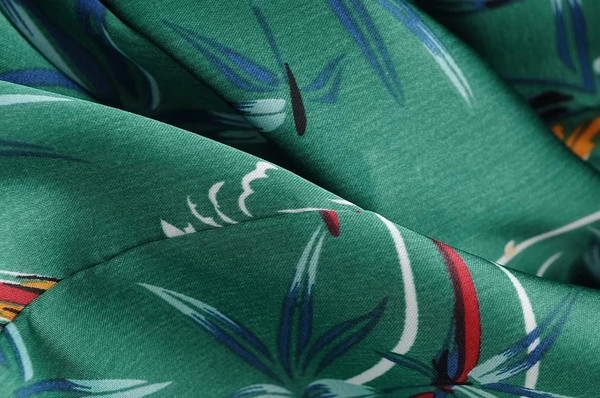 Ikdienas sieviešu kombinezons plats modelis ar lencēm un krāsainu rakstu