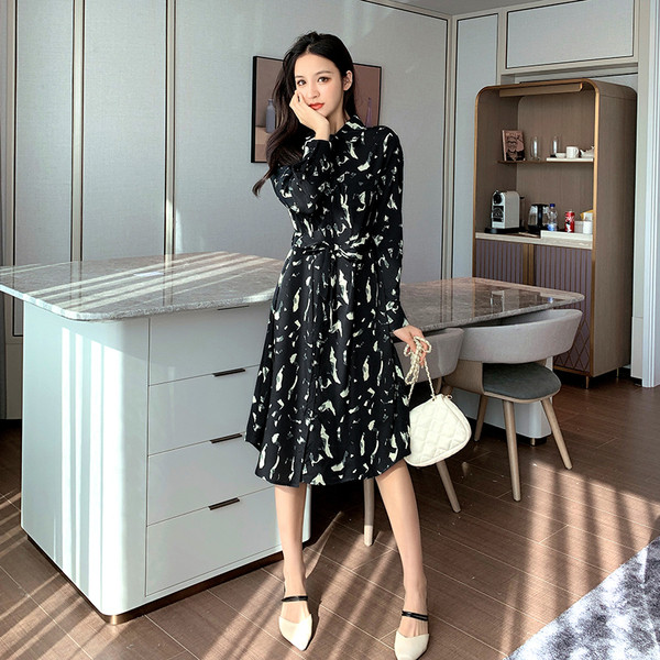 Rochie modernă de damă cu guler și curea clasică în negru