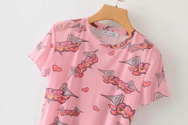 Tricou scurt de damă cu decolteu oval și inscripții