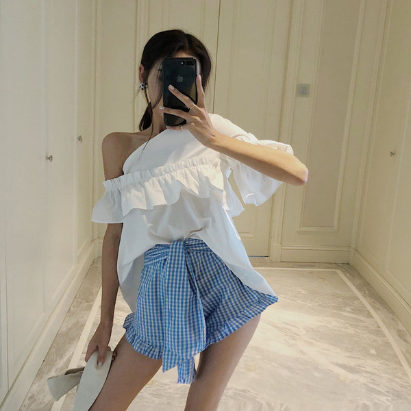 Bluză de damă albă cu mâneci căzute