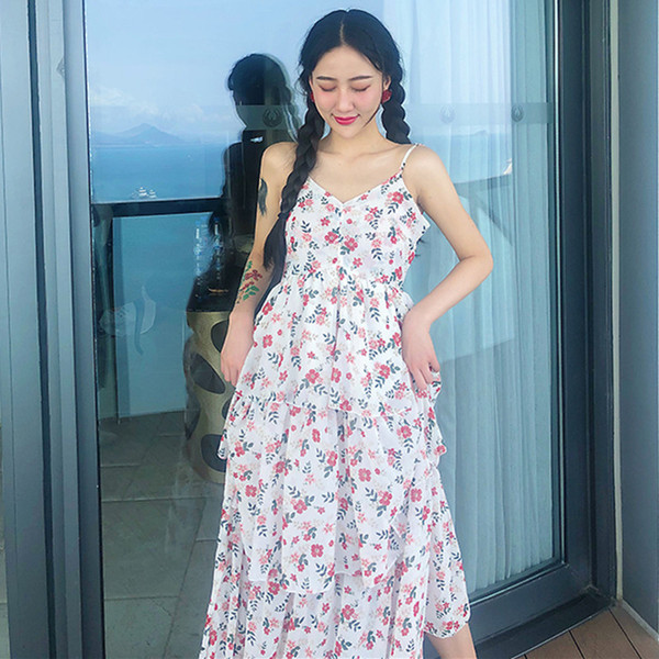 Флорална дамска рокля с V-образно деколте и тънки презрамки 