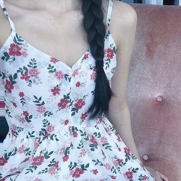 Флорална дамска рокля с V-образно деколте и тънки презрамки 