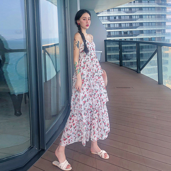 Флорална дамска рокля с V-образно деколте и тънки презрамки 