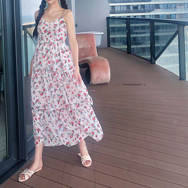 Флорална дамска рокля с V-образно деколте и тънки презрамки 