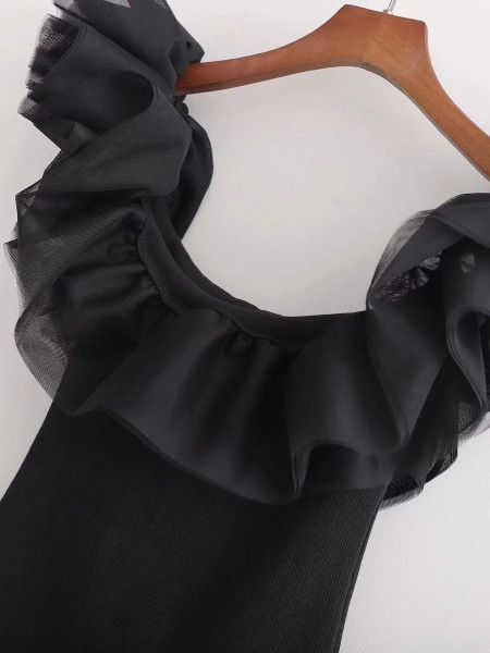 Corp de dama modern cu decolteu oval si tul