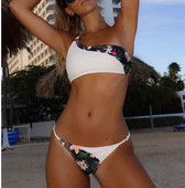 Modern női fürdőruha két részből, egy pánttal