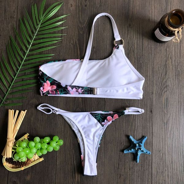 Modern női fürdőruha két részből, egy pánttal