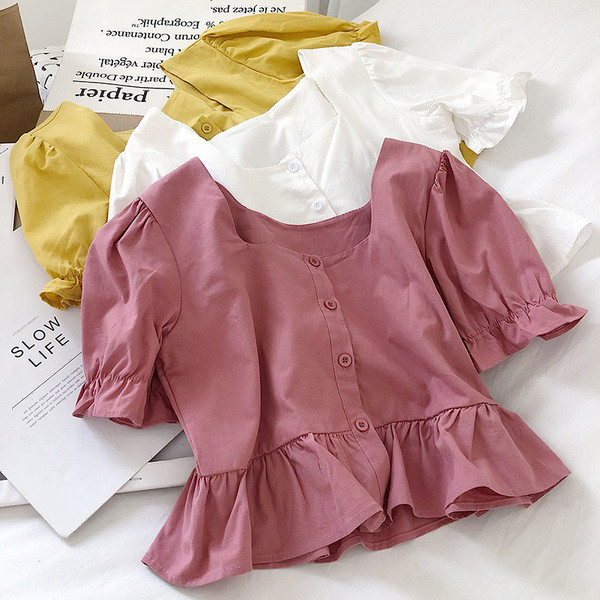 Kivágott női póló négyzet alakú nyakkivágással és gombokkal