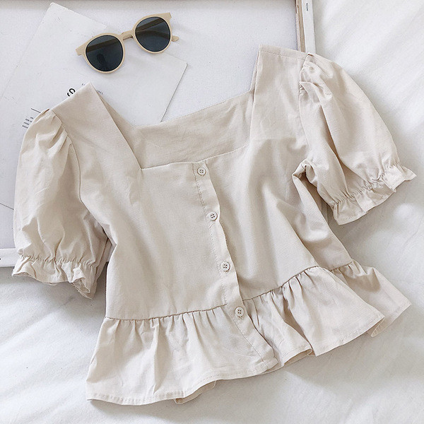 Kivágott női póló négyzet alakú nyakkivágással és gombokkal