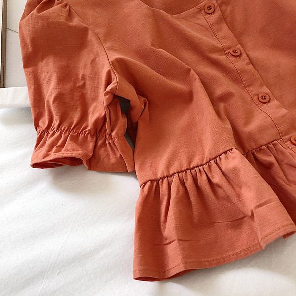 Kivágott női póló négyzet alakú nyakkivágással és gombokkal