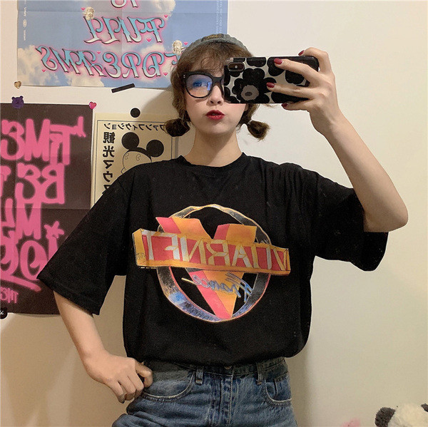 Alkalmi női póló mintával és kerek nyakkivágással - széles modell