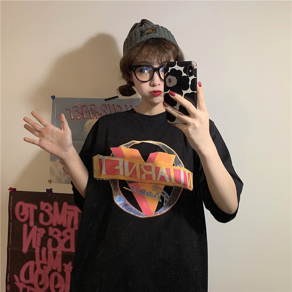 Alkalmi női póló mintával és kerek nyakkivágással - széles modell