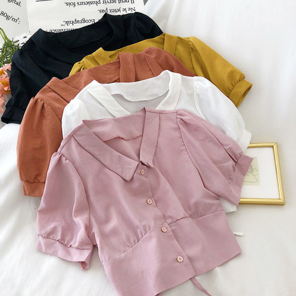 Tavaszi női póló gombokkal és spitz nyakkivágással