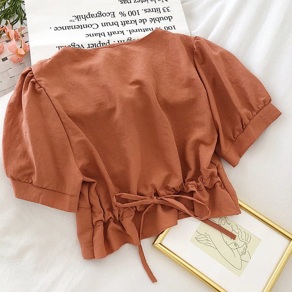 Tavaszi női póló gombokkal és spitz nyakkivágással