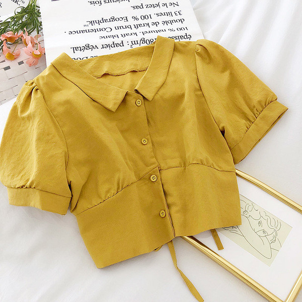 Tavaszi női póló gombokkal és spitz nyakkivágással