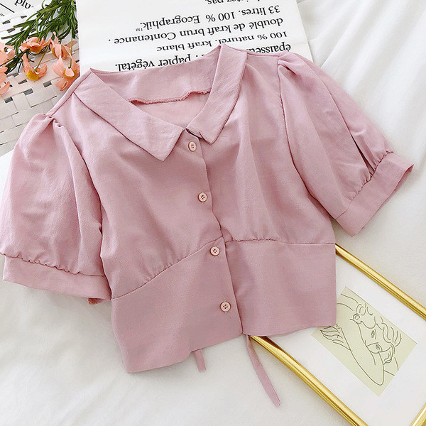 Tavaszi női póló gombokkal és spitz nyakkivágással