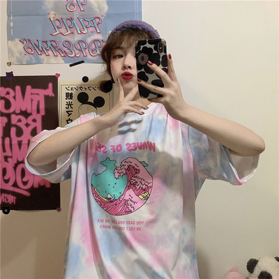 Krāsaina sieviešu blūze ar īsām piedurknēm, ovālu kakla izgriezumu un apdruku