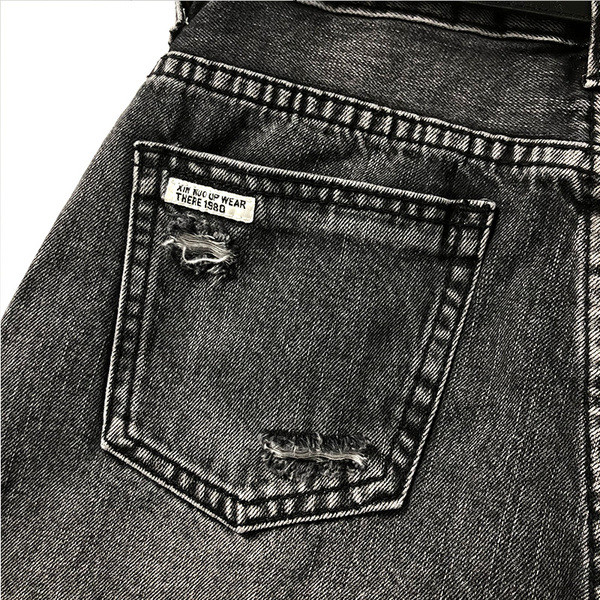 Női rövidnadrág magas derékkal, szakadt motívumokkal