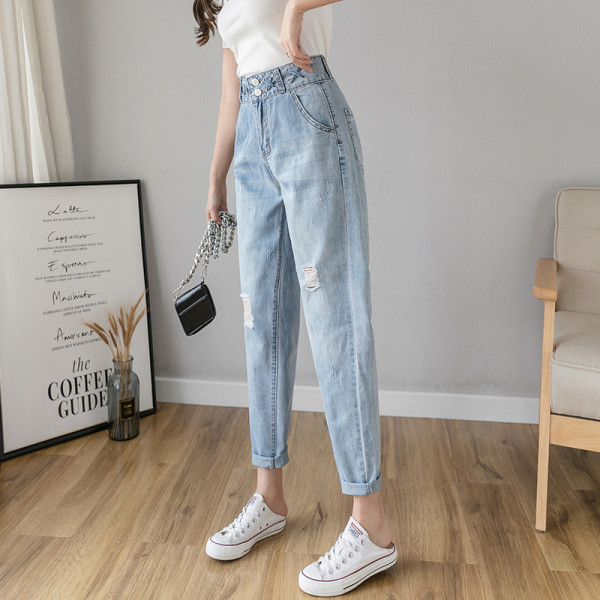 Ležeran ženski ravni model s visokim strukom i poderan na desno