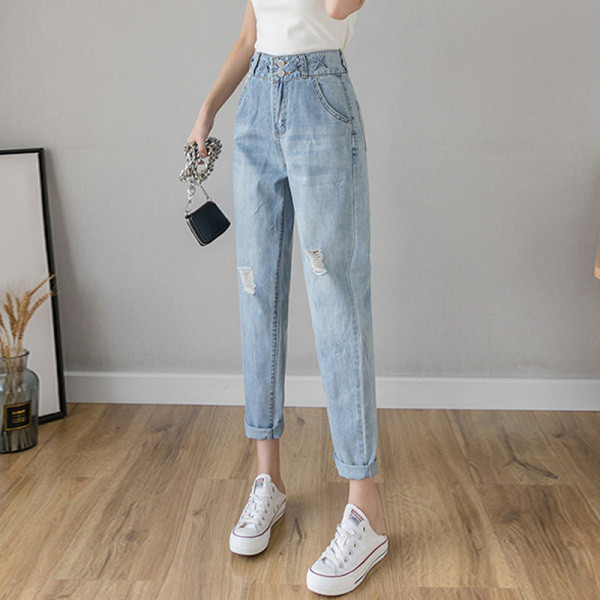 Ležeran ženski ravni model s visokim strukom i poderan na desno