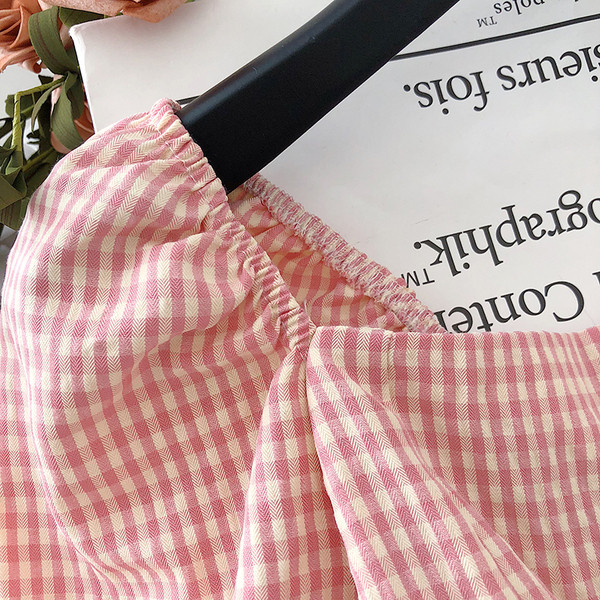 Bluză de damă lată în carouri, cu mâneci scurte și mâneci strânse