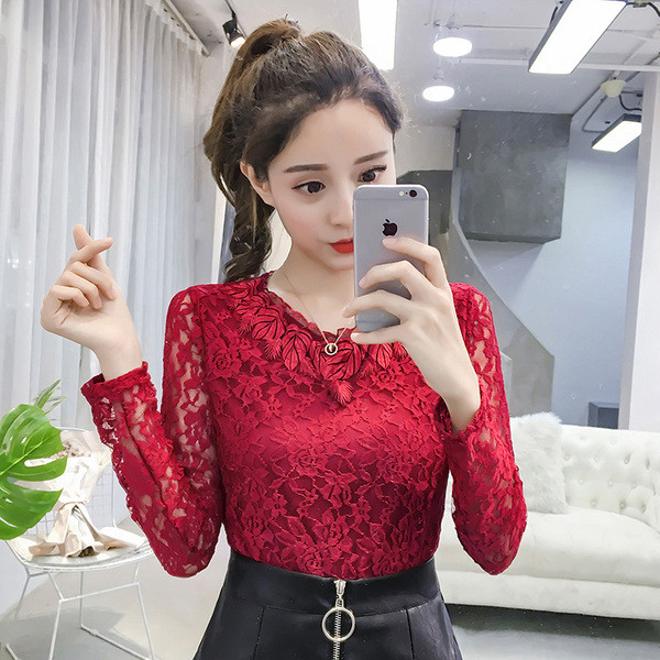 Modern női csipkeblúz ovális nyakkivágással és hosszú ujjakkal