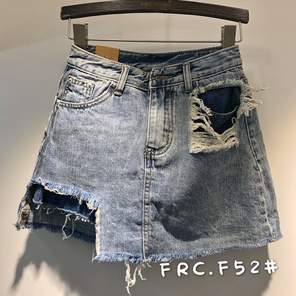 Traper ženska suknja asimetričnog modela sa poderanim motivima