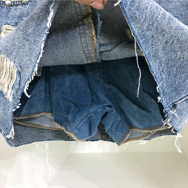 Traper ženska suknja asimetričnog modela sa poderanim motivima