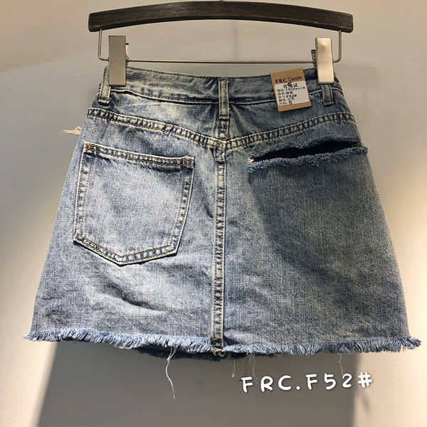 Traper ženska suknja asimetričnog modela sa poderanim motivima