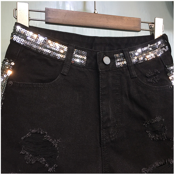 Női modern rövidnadrág flitterekkel, szakadt motívumokkal