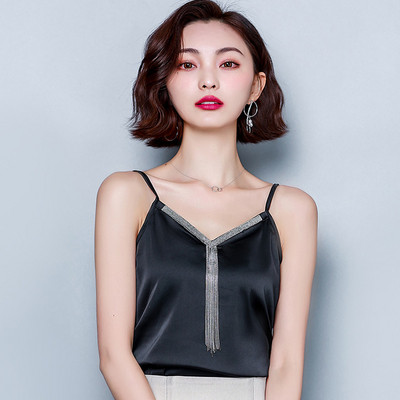 Дамски сатенен потник с тънки презрамки и шпиц деколте