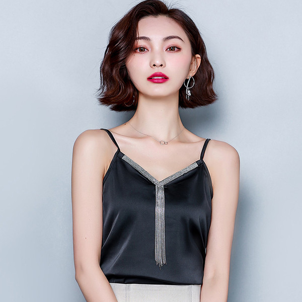 Дамски сатенен потник с тънки презрамки и шпиц деколте