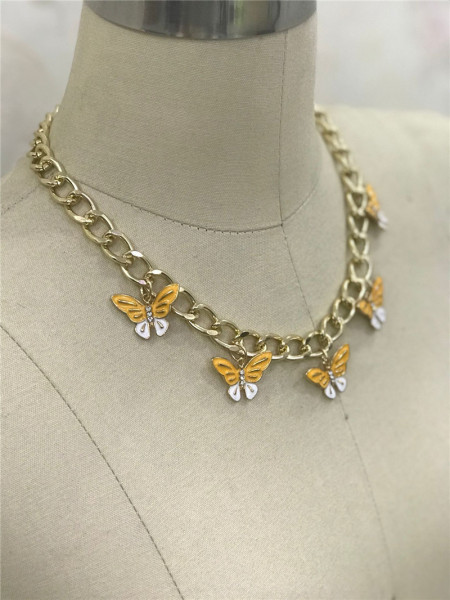 Női nyaklánc pillangókkal