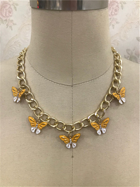 Női nyaklánc pillangókkal