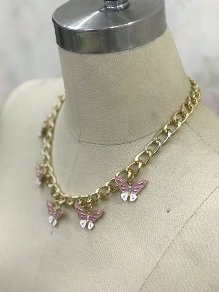Női nyaklánc pillangókkal