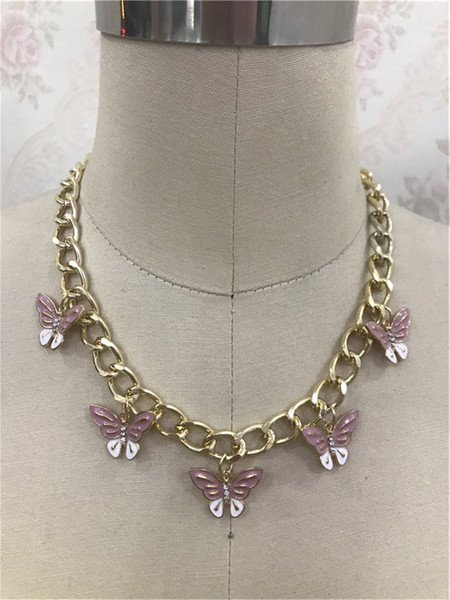 Női nyaklánc pillangókkal