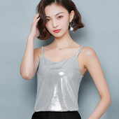 Fényes női felső vékony pántokkal