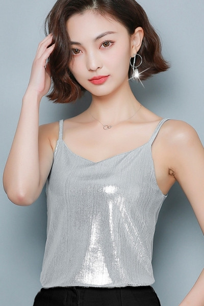 Fényes női felső vékony pántokkal