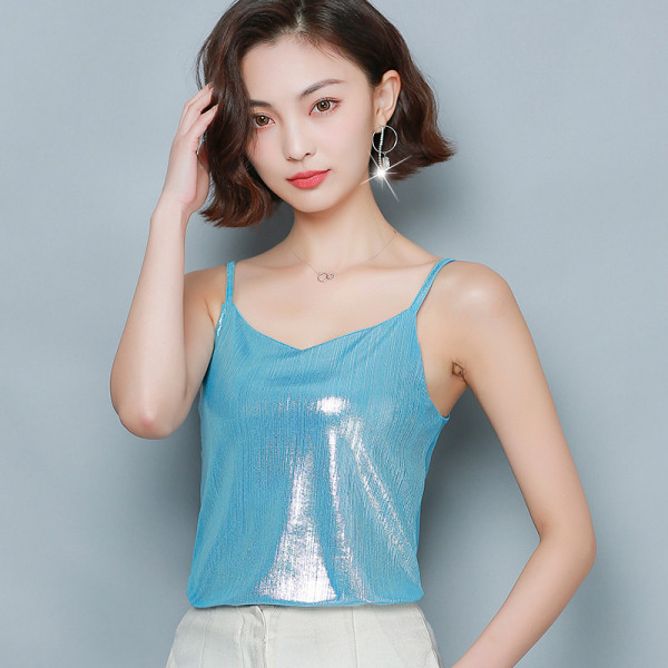 Fényes női felső vékony pántokkal