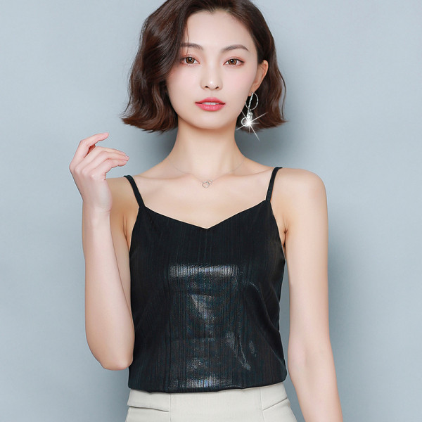 Fényes női felső vékony pántokkal