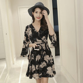 Rochie moderna de dama cu model floral, decolteu spitz si maneci largi