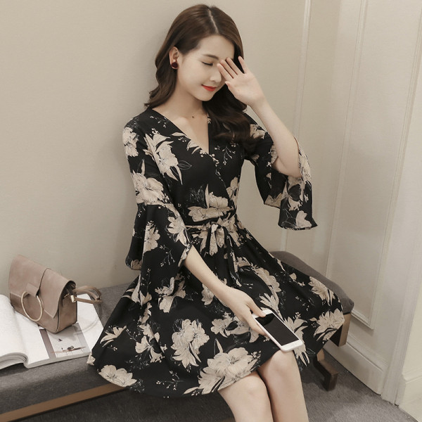 Rochie moderna de dama cu model floral, decolteu spitz si maneci largi