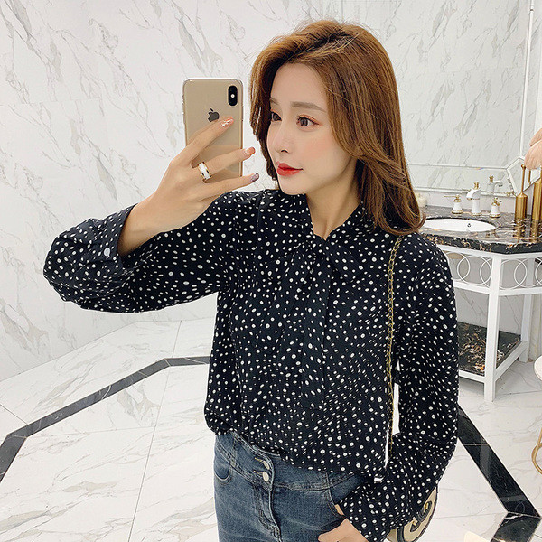 Cămașă modernă de damă cu buline, cu mâneci lungi și panglică