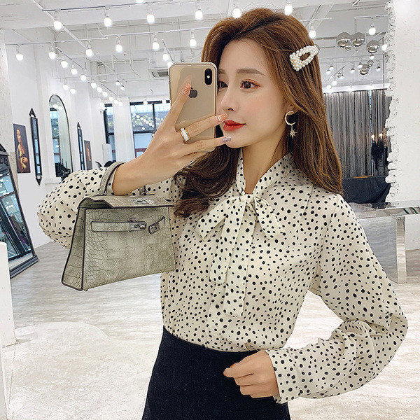 Cămașă modernă de damă cu buline, cu mâneci lungi și panglică