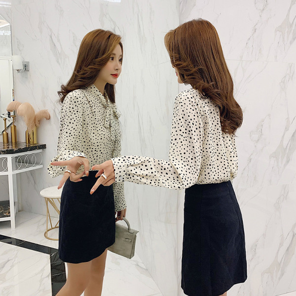 Cămașă modernă de damă cu buline, cu mâneci lungi și panglică