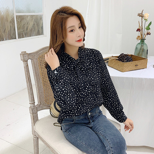 Cămașă modernă de damă cu buline, cu mâneci lungi și panglică